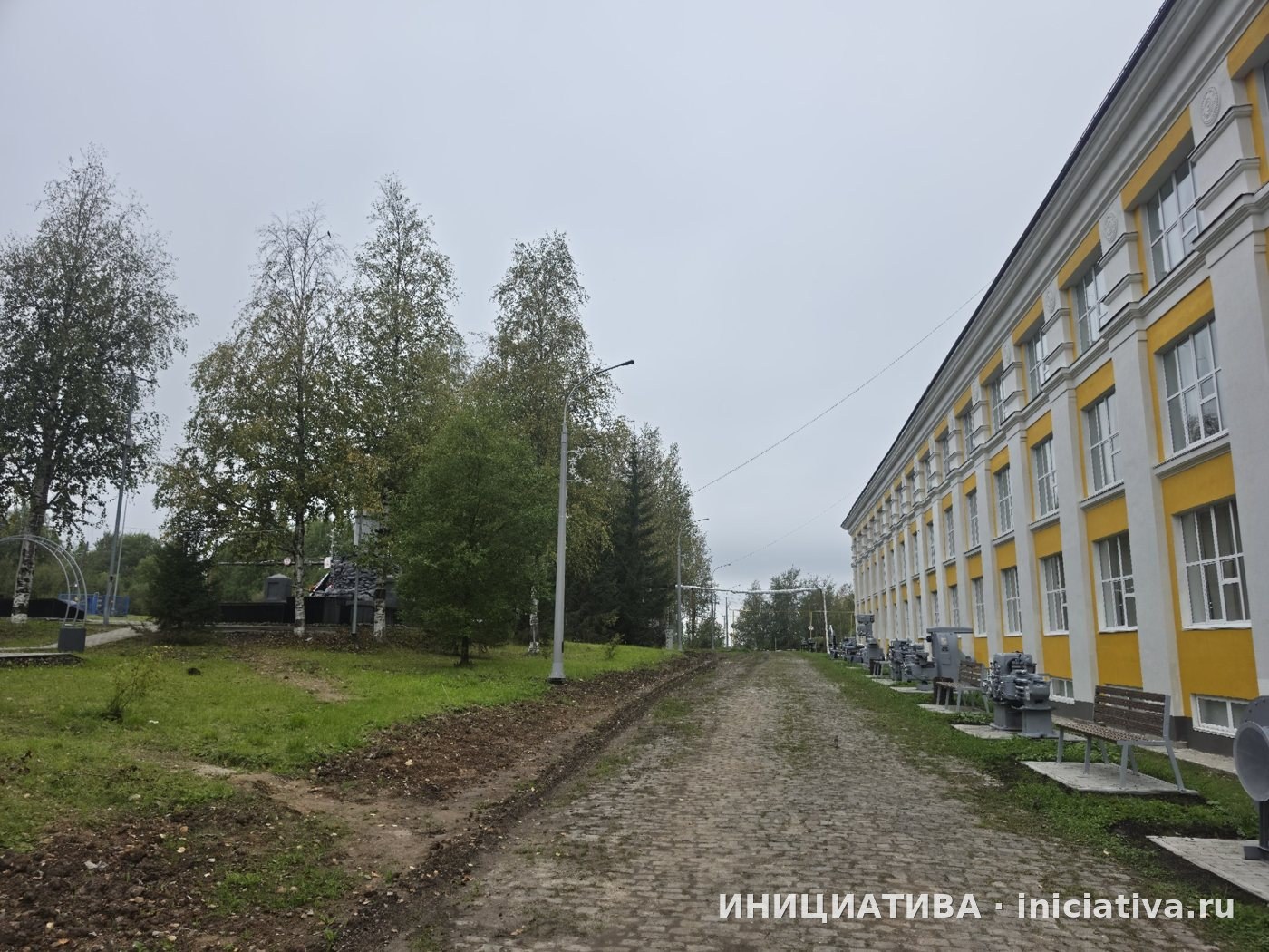 Аллея труда у швейной фабрики «Инициатива»